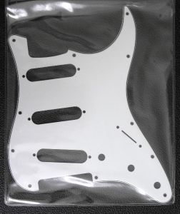 Пикгард для стратокастера Fender, 3-х слойный белый. ― Guitar-Supply.ru